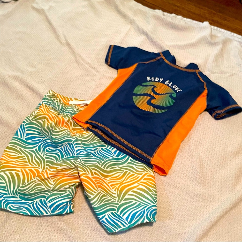 Body Glove boys swimsuit and rash guard set, size 5.